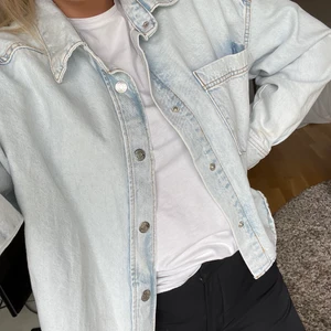 Jeansjacka  - Jeansjacka från Gina i storlek M, använt en gång så inte alls sliten! Köparen står för frakt💕