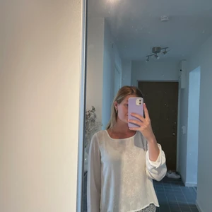 Blus  - Blus med fin detaljerad rygg med spets. Använd endast en gång.  Du står för frakten eller om du kan mötas upp i Linköping. 