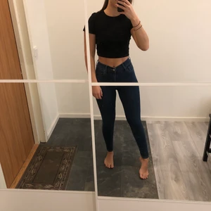 Levis - Levisjeans i modellen 720 high rise super skinny. Endast använda ca 2 gånger och superbra skick. Supersköna i materialet😍 I storlek W25 L28 som motsvarar ungefär S. Säljer även ett par i ljusblå