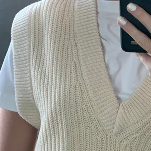 väst fårn Gina  - En liknanden väst fårn den jag tidigare lagt ut, denna sitter liter mer tight men är super skön. den är i storlek S men jag som gick upp till M för ett tag sen passar i den även nu. Nypris 300kr och säljer den för 100kr + frakt 