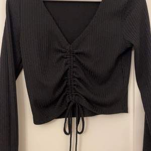 Säljer denna tröjan med dragsko! Den är från shein och i storlek M köparen står för frakten❤️