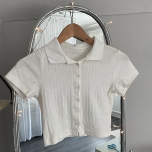 Tröja - Behöver tyvärr sälja denna fina topp jag köpte från plick men som inte passade mig:( Den är inte använd och i superfint skick! Köparen betalar för frakten och katt finns i hem 🤍 Står ingen storlek men skulle uppskatta till Xs/ Mindre S