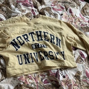 Hoodie - Köpt på bikbok, använd 1 gång