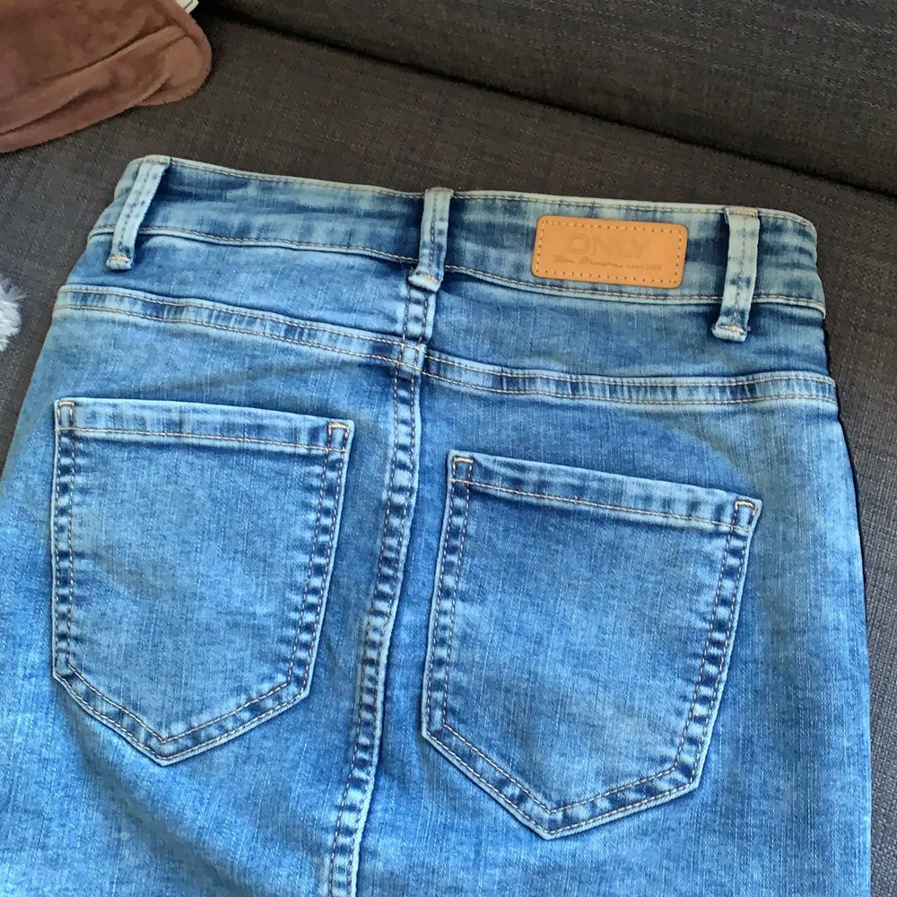 Nu säljer jag denna fina jeans kjol då den inte kommer till användning! Använd ca 2 ggr, så i ny skick💕😋. Kjolar.