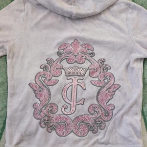 JuicyCouture zip up - Juicy Couture zip up i en ljus lila/grå färg. Två små hål på armarna🌟