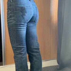 Lowrise Jeans - skit coola lowrise jeans som är köpta secondhand, snyggt tryck på baksidan. Inte så mycket använda pga av att det inte är min stil längre. Kontakta gärna vid fler frågor🤎