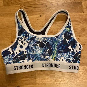 Stronger Sport Bh - Superfin sport bh från stronger💗 Bra skick. Frakt tillkommer på 45 kr.