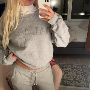 Balmain tröja  - Säljer denna superfina tröja från balmain som jag köpte för ca 2 år sen för 3500kr st M. Säljer så den inte används längre. Sjukt snygg att styla upp men även som en finare myströja. Superskick! 