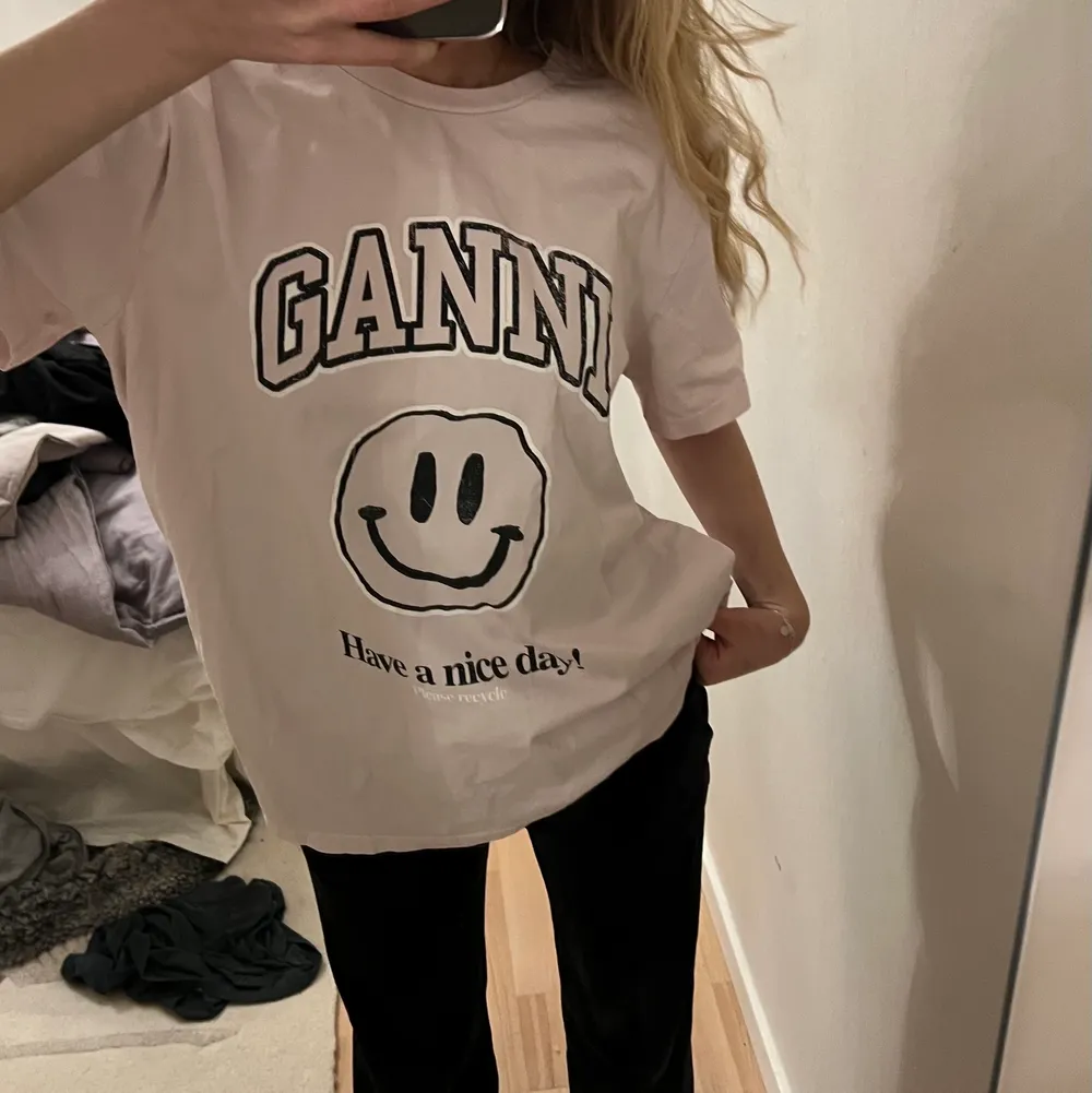 Säljer denna så fina nästan oanvända tshirt från ganni💓 så fin ljusrosa färg!! Priset inklusive frakt📦🤎. T-shirts.