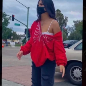 Röd ziphuddie  - En super fin ziphuddie i röd med rhinstons (stav)💗 Super skönt material i storlek S💖 Köpte den för 350kr !Högsta budet än så länge 350kr!