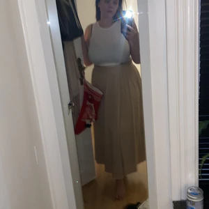 lång kjol  - en puder rosa lång kjol från h&m i storlek L!! Inte genomsynlig då den har dubbla lager tyg!! säljes för 100kr exl frakt 