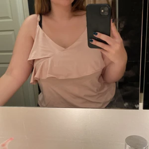 linne med detaljer  - Ett rosa linne med detaljer från h&m o storlek L! Säljes för 40kr exl. frakt 