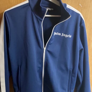 Palm angels track top - Tjena, säljer nu denna för dene för liten för mig. Storlek M är den och köpte den ny för 3600 kr. Den är i bra skick 9/10! 