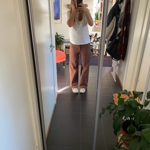 Bruna Jeans - Bruna jeans från HM, säljer då de är lite små för min preferens för mig. Men i nyskick och nästan aldrig använda💃jag är 180 för att jämföra och dem går att ha både ”högmidjat” och lite lägre beroende på ens storlek osv.