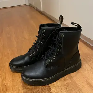 Säljer ett par svarta Dr. Martens i strl 38 som är använda max 3 gånger pågrund av att jag aldrig har på mig dem 