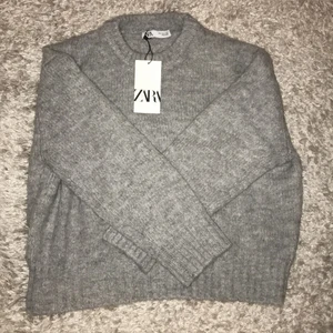 Stickad grå tröja  - Lägger upp igen pga oseriös köpare! Säljer denhär helt nya och populära (aldrig använd, endast provad) stickade tröja från Zara! Strl S🤍köparen står för frakten!