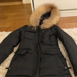 Hollies jacka 34 - Hollies livigno jacka storlek 34. Köpt för mindre än ett år sedan! Endast använd några fåtal gånger så den är i bra skick. Säljer pga den blivit för liten för mig