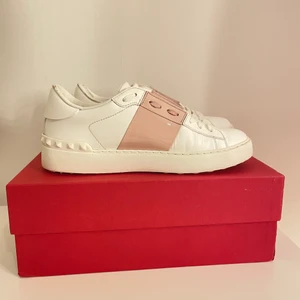 Valentino skor - Rosa Valentino open sneakers i super fint skick endast använda någon enstaka gång💕💕