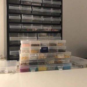 Custom orders! - KOMMER NU BÖRJA MED CUSTOM ORDERS!  Du kan då välja: halsband, armband eller örhängen, precis så som du själv vill att dom ska se ut  Detta är några av pärlorna jag har. Vill du se resten, ha en tydligare bild eller någon annan fråga, är det bara att skicka iväg ett dm   Örhängen: 38 kr Armband: 40 kr Halsband: 48 kr