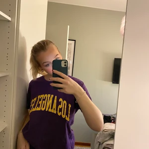 T-shirt - Snygg lite liknande college tröjor 💜