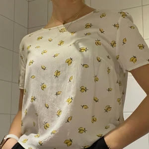 T-shirt - Somrig t-shirt med citroner på. Väldigt fint skick. Säljer för att det inte är min stil. Köparen står för frakt ❤️
