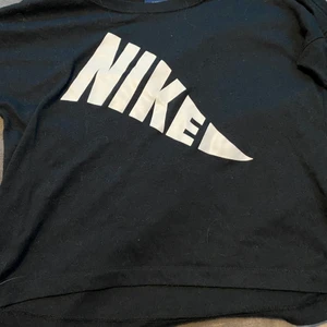 Tränings t-shirt nike - Tränings t-shirt använd några gånger under en träning. 
