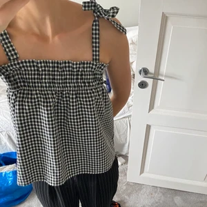 Rutig topp  - Säljer denna nästan helt oanvända topp från Hm i storlek XXS. Jag är vanligtvis en S och passar mig bra.