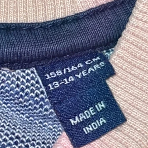 Gant tröja, rosa - Tänkte sälja min rosa gant tröja för att den är för lite för mig och för att inte riktigt min still längre, har använt den kanske ca 5 gånger, ser inte använt ute b att a lite skrynklig för den har legat i min garderob