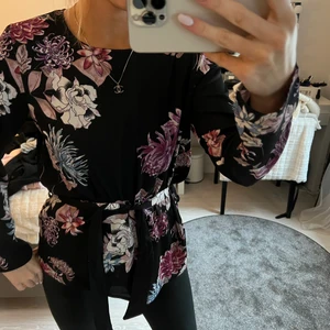Fin blommig blus - Helt ny aldrig använd