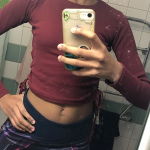 Fin långärmad tröja!❤️✨🦋 - Nu säljer jag en vin röd långärmad tröja. Den är båda fin och väldigt skön att ha på sig hemma i skolan eller vart som helst.