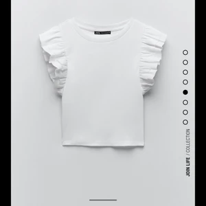 Zara tröja  - Säljer en vit tröja med volanger från zara. Jag har använt denna tröjan typ 3 gånger för den sitter lite litet på mig. Den är i jättebra skick och har inga fläckar.köpte den i slutet av sommarlovet. Super fin men kommer ej till användning, säljer en blå sån här också. Tröjan är i storlek S vilket är den minsta storleken ig säljer för 30kr +frakt 24kr 💗💗skriv till mig om du vill ha fler bilder eller om du är intresserad, försöker alltid posta samma dag eller dagen efter💗