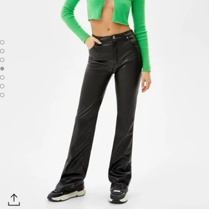 Tighta utsvängda  ”Läder”/skinnbyxor !! - Tighta svarta ”läder”byxor. Strl S. Direktköp 300kr! 