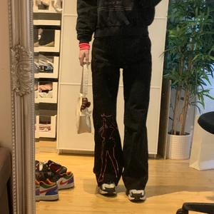 Jeans - Säljer dessa coola och unika jeans från bershka som inte går att köpa längre. Knappt använda. Jag har sytt upp de men det går enkelt att sprätta upp. Skriv för fler bilder. Buda🌟