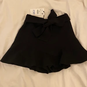 ZARA KJOL - KJOL FRÅN ZARA HELT OANVÄND MED LAPPAR KVAR💖 inbyggda ”shorts” under kjolen. 
