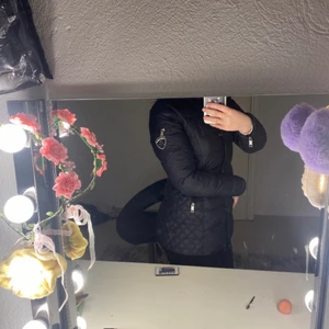 Rock and blir  - lägger upp igen. Säljer nu min fina rock and blir jacka eftersom jag inte har någon användning för den då jag köpt en ny, säljer jackan för 600. Vill du se fler bilder går de att fixa, står ej för frakt 