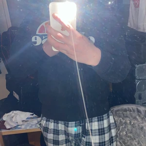 Svart Ellesse sweater storlek M - Sweatern är i okej skick inga synliga hål, fläckar eller annat slitage de e klart att dne känns annorlunda än en ny eftersom att dne e använd, den är i storlek M men passar både S-M är väl köpt runt 500-700 men vill bara bli av med den snabbt säg ditt pris så förhandlar vi 😀