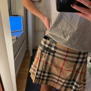 Burberry kjol - Burberry kjol från barnavdelningen men passar även mig som har storlek 34. 