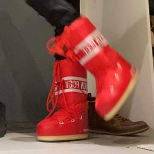 Säljer mina röda moon boots som är inne just nu. Säljer pga att dom aldrig kommer till användning. Dom är helt nya och inte använda. Prislappen är kvar. Dom är i storlek 36- 39 hade jag trott.💕 original pris 1495!