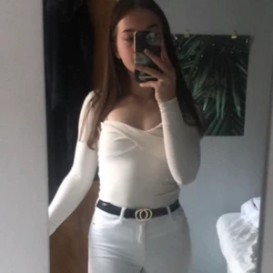 Långärmad tröja - En väldigt ljus beige ribbad tröja som jag köpte för ungefär 1 år sedan och har inte använt sedan dess pågrund av passform. Jag skulle säga att denna både skulle kunnat fungera på en fest men också i typ skolan. Man kan också ha ex ett spetslinne under. Väldigt fin och bra skick. Skulle gissa på storleken XS. 💗