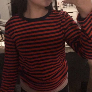 randig tröja - säljer en randig tröja från monki, nästan aldrig använd och slutsåld! ⭐️💕