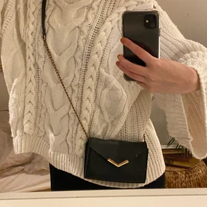 Väska  - Så fin väska med guldiga detaljer med justerbara band.💞 Köpte står för frakt!!