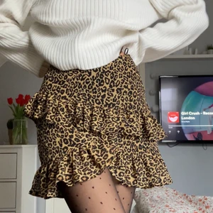 BikBok leopardkjol - Skitsnygg kjol från BikBok perfekt för fest, använd 1 gång och är alltså i bra skick!  💖