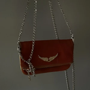 Zadig väska  - Säljer denna ”vintage” Zadig väskan som är super unik och cool. Den är lite mörkare på baksidan då den är använd men det är inget som man tänker på 🧡🧡🧡