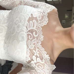 Vit spetsbody  - Vit spetsbody med string från Nelly, använd 1 gång så fint skick☺️ den är i princip spets i hela ryggen så har man bh under syns den framförallt i ryggen. På bilden har jag en beige bh dock hade jag ingen bh vid själva användningen vilket funkade jättebra, den är tajt i modellen så den sitter på plats, innerdelen rör sig inte det minsta🥰