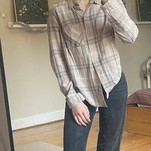  Skjorta - Säljer fin skjorta från H&M. Nyskick och storlek XS 