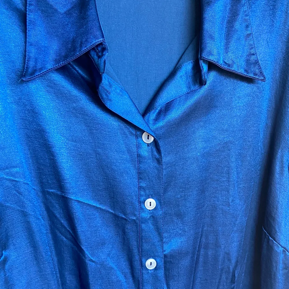Skjorta i satinmaterial, det står ingen storlek men den är ungefär en L, köpare står för frakten . Skjortor.