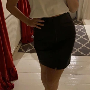 Läderkjol - En läderkjol från InWear på Zalando med dragkedja. Den är superfin och superbra kvalite. Den är i storlek 34 och passar perfekt på mig som vanligtvis har 34-36. Helt ny. Orginalpris 2000kr, säljer för 400kr inklusive frakt eller högre bud. 