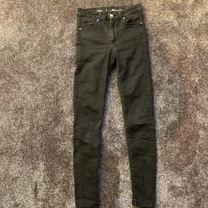 Svarta jeans  - Säljer mina svarta högmidjade skinny jeans från bikbok. Den är stretchiga och i mycket bra skick. Storlek S, säljer dem för 50kr. 