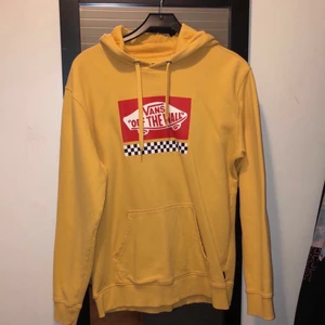 Vans hoodie gul💛 - Säljer denna hoodie i storlek M då den inte kommer till användning längre. Köpt från carlings💛 passar mig som är 176 cm och tjej men armarna är ganska långa så skulle säga att den passar dig som är större än så💛färgen är senapsgul och finns inga slitningar. Köparen står för frakt!