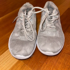 Skor - Säljer nu mina gråa träningsskor som knappt har kommit till användning. Köpte skorna på stadium och säljer nu dom för 200:-. Storlek 37. Köparen står för frakten. 